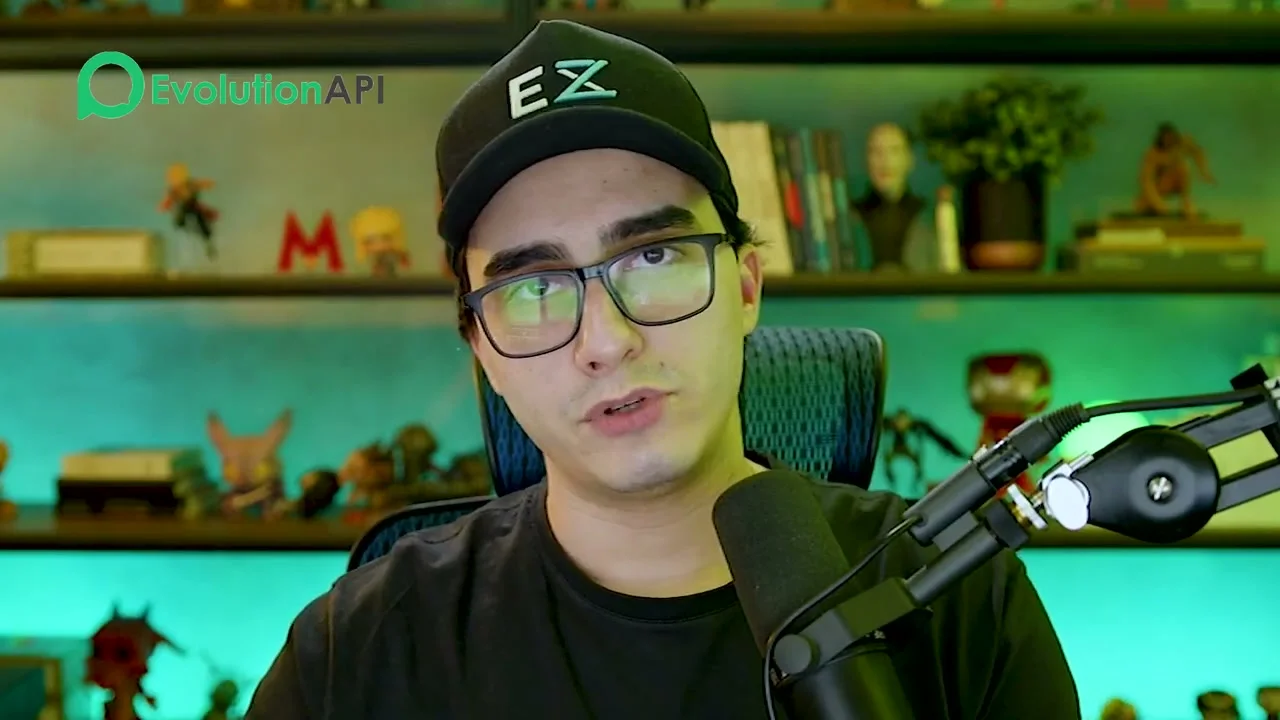 Apresentador com logo Evolution API explicando funcionamento